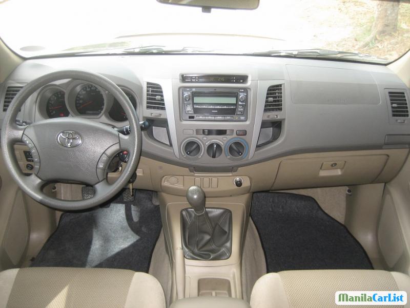 Toyota Hilux Automatic 2011 - image 3