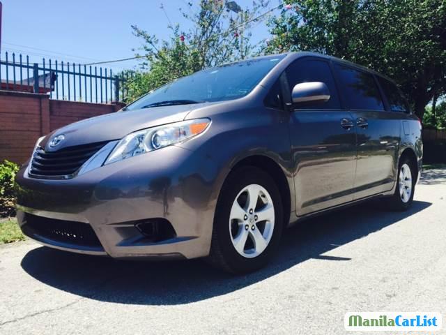 Pictures of Toyota Sienna Automatic 2011