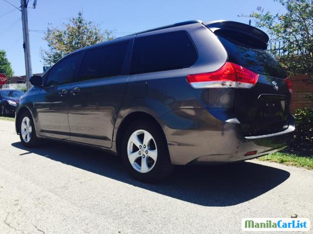 Toyota Sienna Automatic 2011 in Metro Manila
