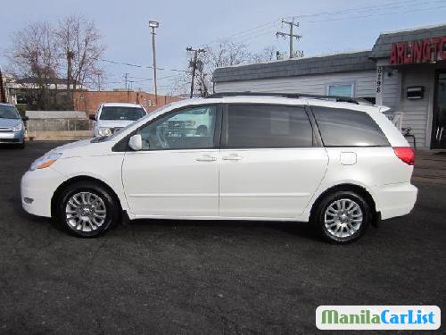 Toyota Sienna Automatic 2010 - image 2