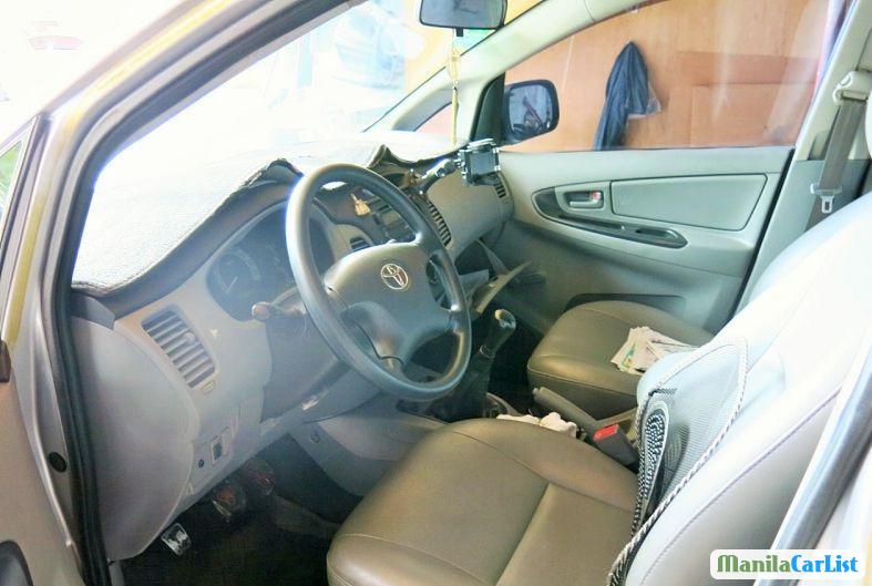 Toyota Innova 2010 - image 3