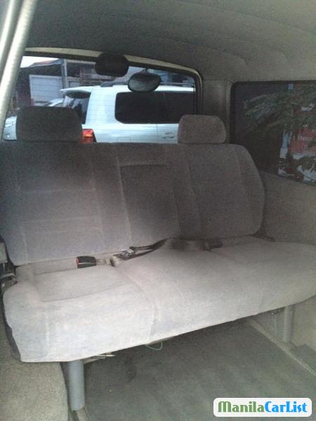Toyota Hiace Manual 2000 - image 3